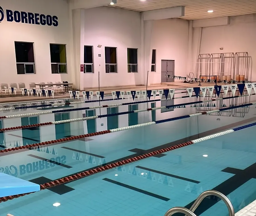 Alberca techada del Tec de Monterrey, Campus Laguna, con carriles y banderines