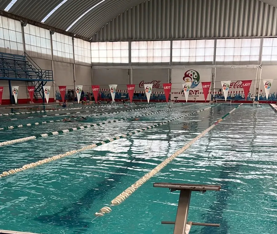 Alberca techada de la Unidad Deportiva Torreón, con carriles y banco de salida